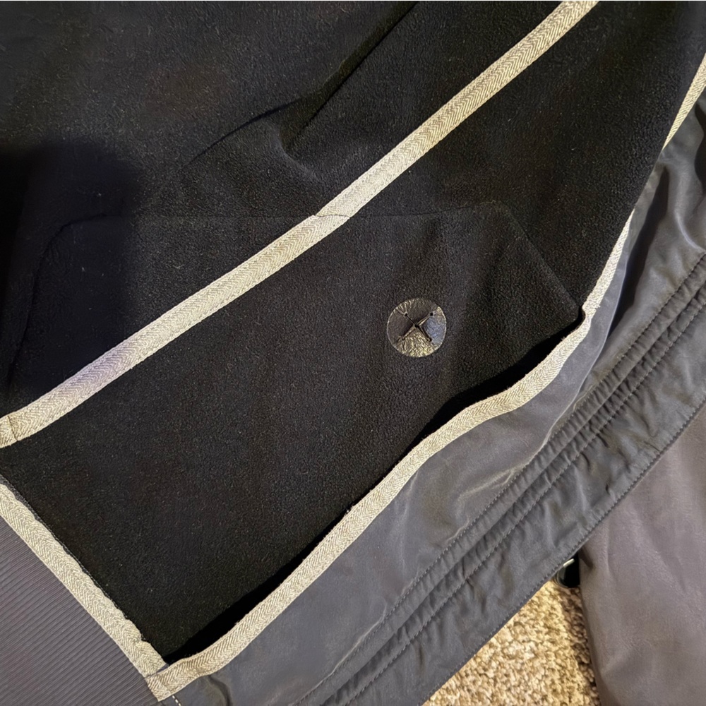 Lululemon Women's Black Hooded Jacket size Medium - Picture 8 of 8